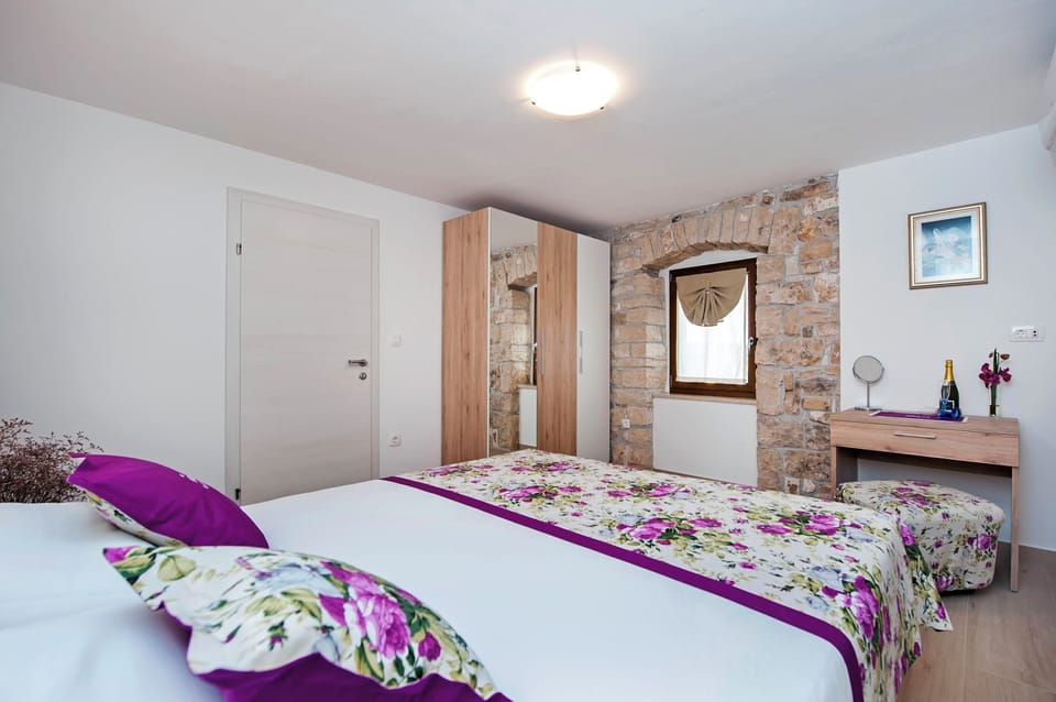Villa | Laptop workspace, iron/ironing board, free WiFi