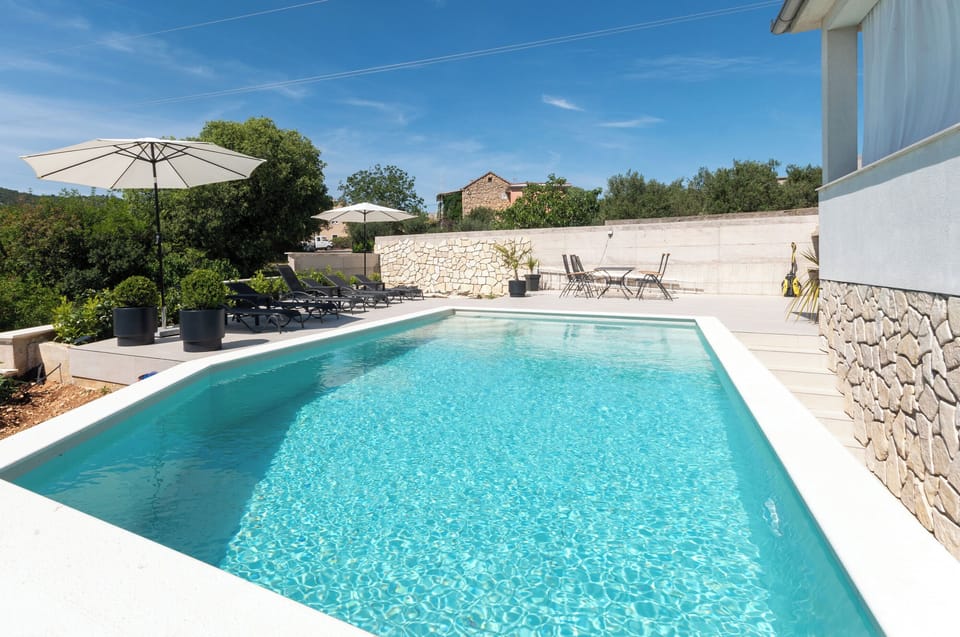 Outdoor pool, pool umbrellas, sun loungers