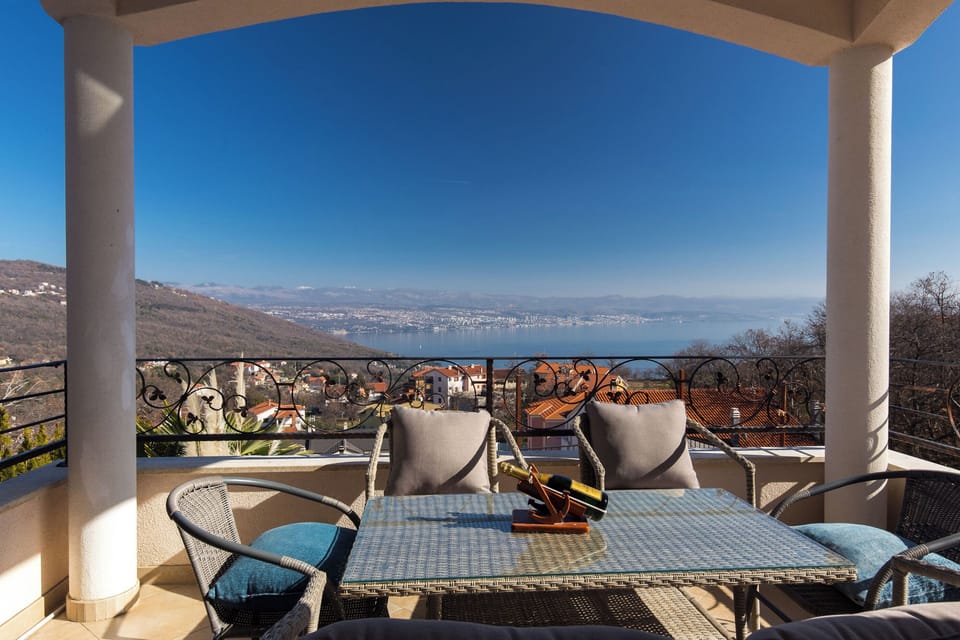 Villa | Balcony