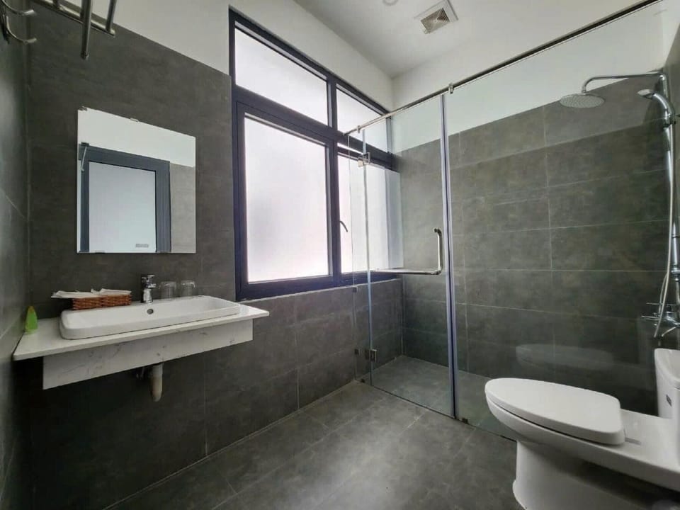 Quadruple Room | Bathroom | Shower, hair dryer, slippers, towels