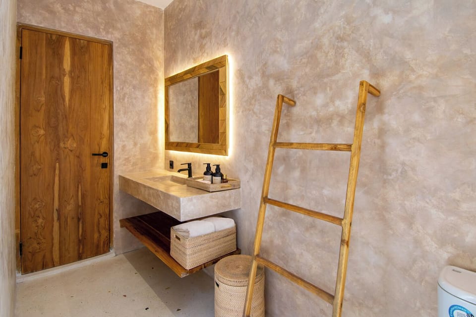  Deluxe Balcony Room | Bathroom | Towels, soap, shampoo, toilet paper