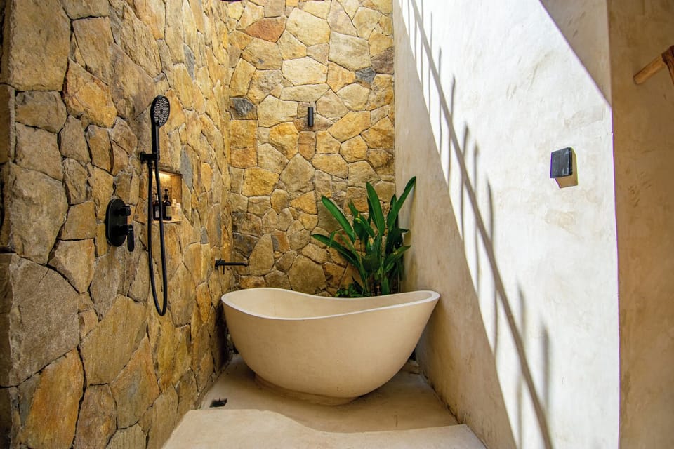 Deluxe Hillside Room | Bathroom | Towels, soap, shampoo, toilet paper