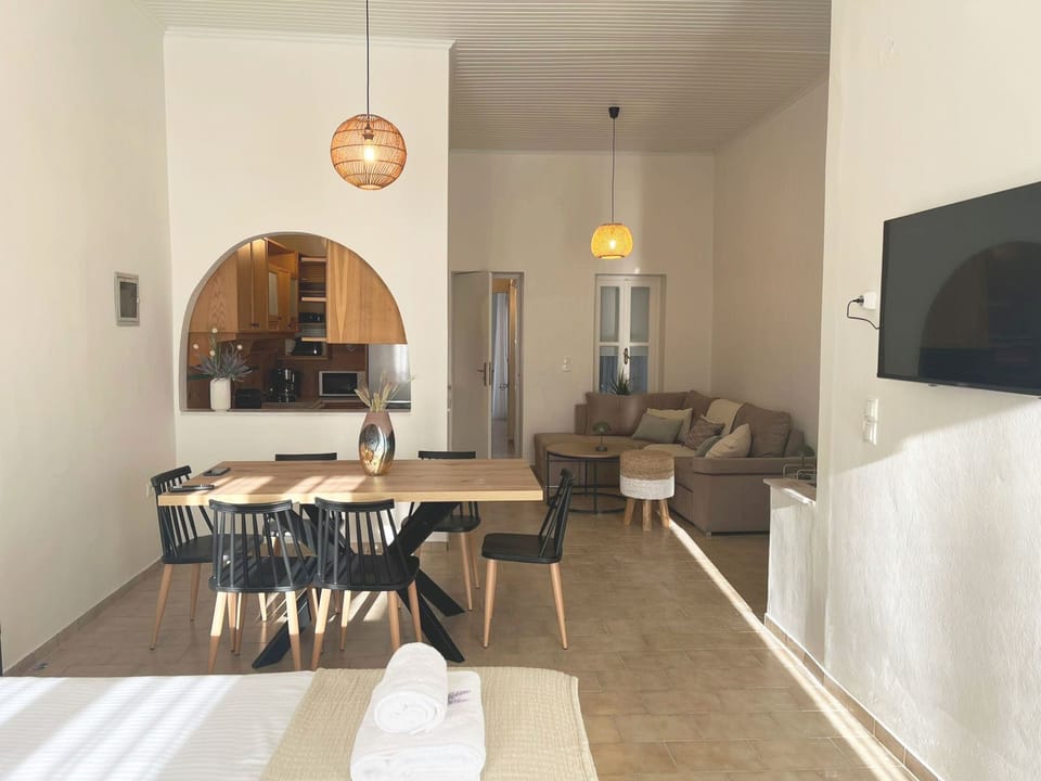 Spacious dining area featuring a 160×90 cm table,
