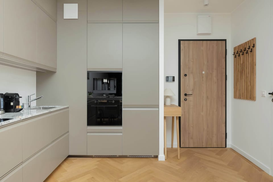 The kitchenette has everything you need to cook a delicious meal.