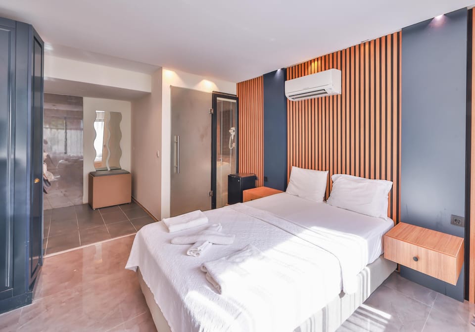 Deluxe Double Room | Free WiFi, bed sheets