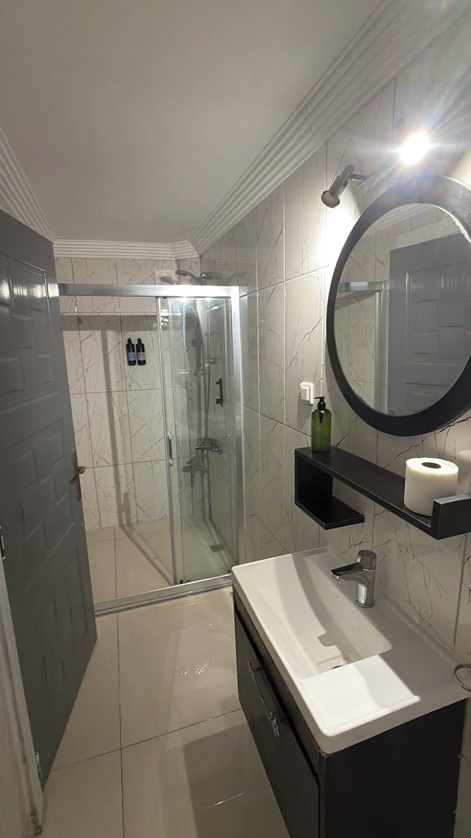 Shower, towels, shampoo, toilet paper