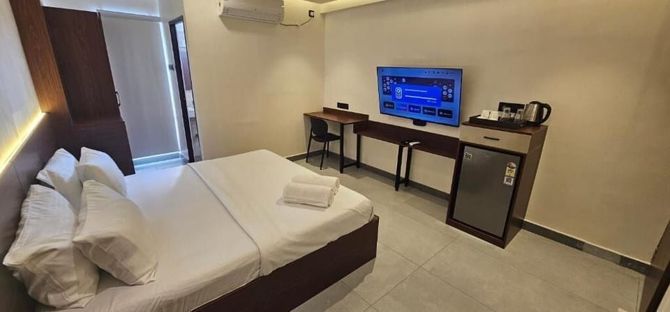 Superior Double Room | Desk, soundproofing, iron/ironing board, free WiFi