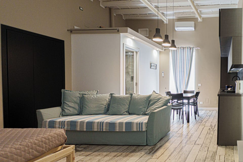 Studio, Balcony | Living area | 30-inch TV with satellite channels