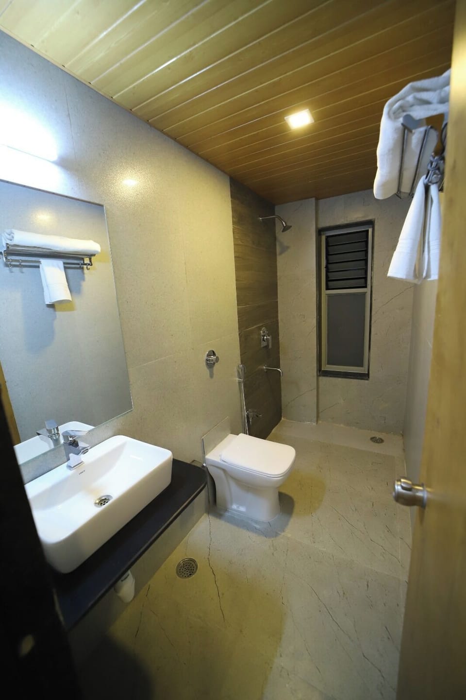 AC Executive Room | Bathroom | Shower, free toiletries, towels