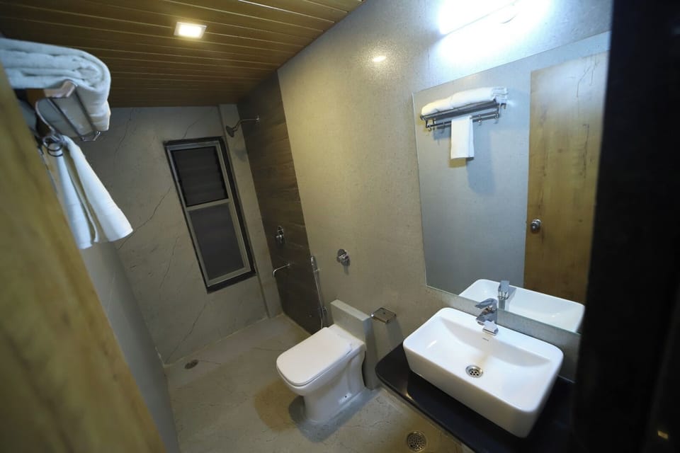 AC Executive Room | Bathroom | Shower, free toiletries, towels