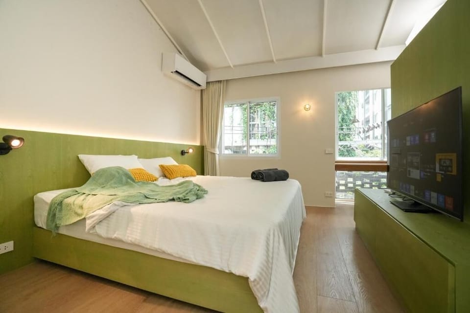 Signature Room, Garden View | Blackout drapes, iron/ironing board (on request), WiFi (free)