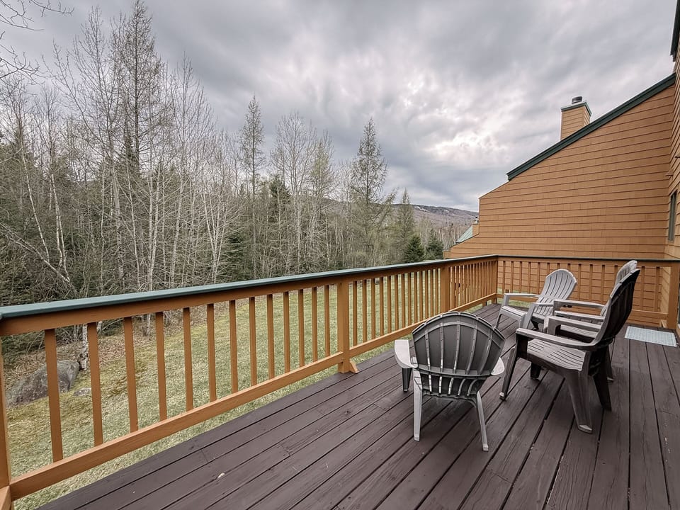 Deck with partial views of the ski slopes, perfect for summer relaxation