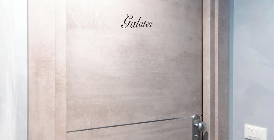 Deluxe Townhome, Balcony, City View | Interior