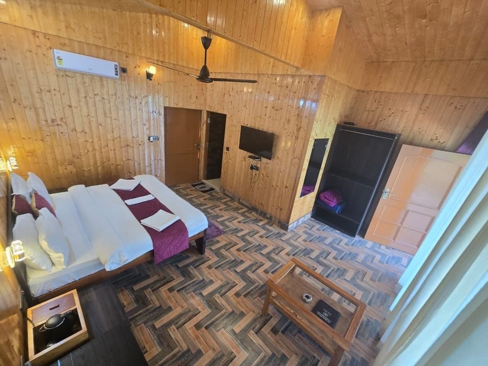 Luxury Room | Rollaway beds, free WiFi, bed sheets