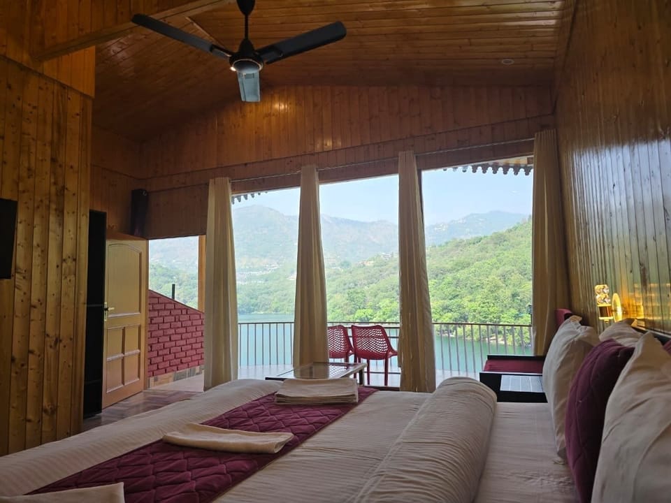 Luxury Room | Rollaway beds, free WiFi, bed sheets