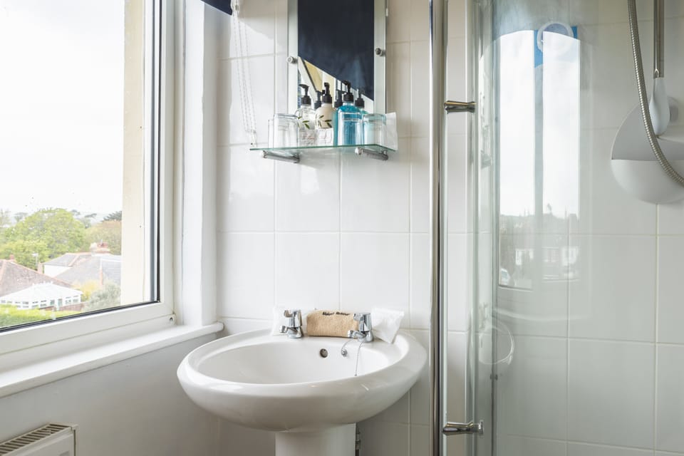Family Room | Bathroom | Shower, free toiletries, hair dryer, slippers