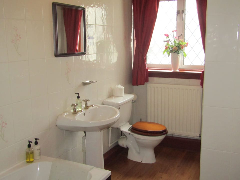 Family Room with 4 Poster Bed, sleeps 3 | Bathroom | Hair dryer, towels, soap, shampoo