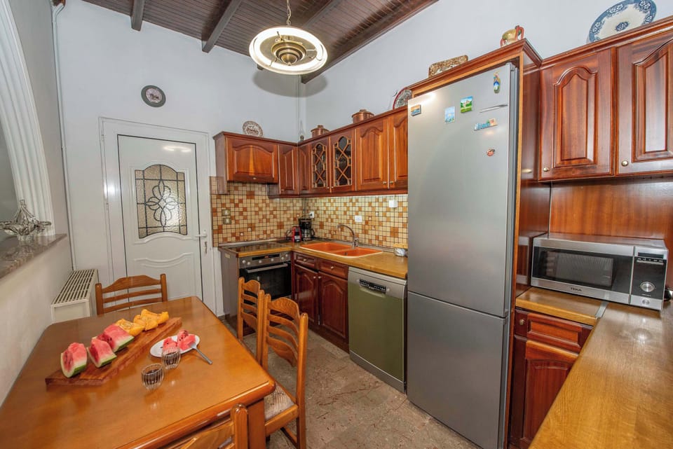 Spacious kitchen and dining corner