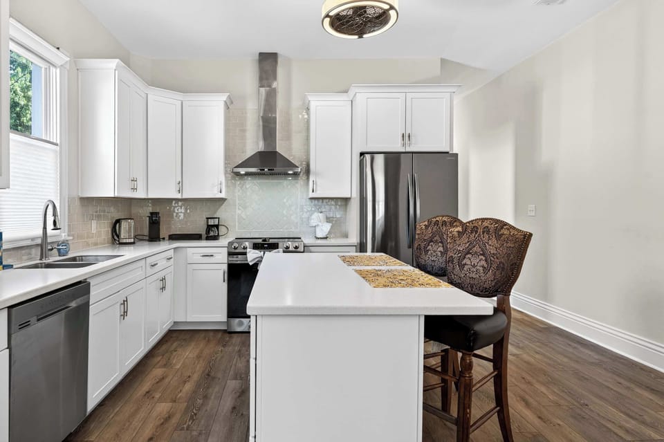 Kitchen: Bright, breezy, and stocked for everything from coffee runs to charcuterie nights.