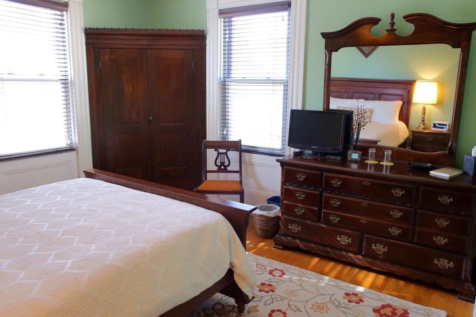 Traditional Double Room Single Use | Premium bedding, iron/ironing board, free WiFi, bed sheets