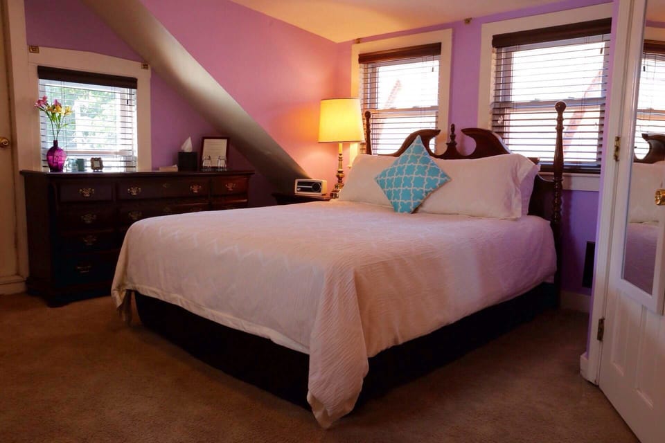 Traditional Double Room Single Use | Premium bedding, iron/ironing board, free WiFi, bed sheets