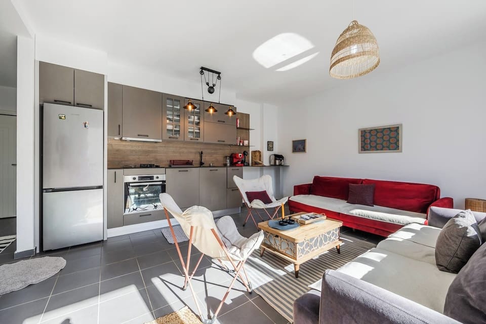 Living room and fully-equipped kitchen