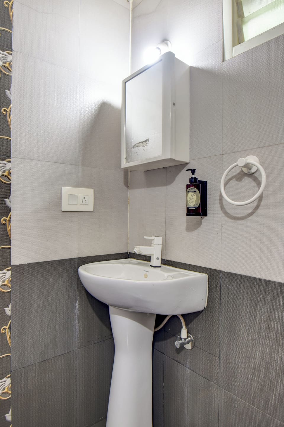 Classic Cottage | Bathroom | Shower, towels, soap