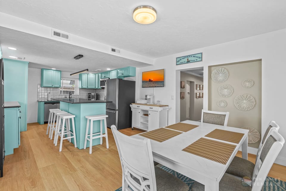 Dining Area directly adjacent to the Kitchen!