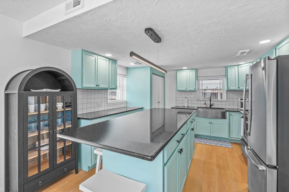Fully equipped stainless steel Kitchen with island!