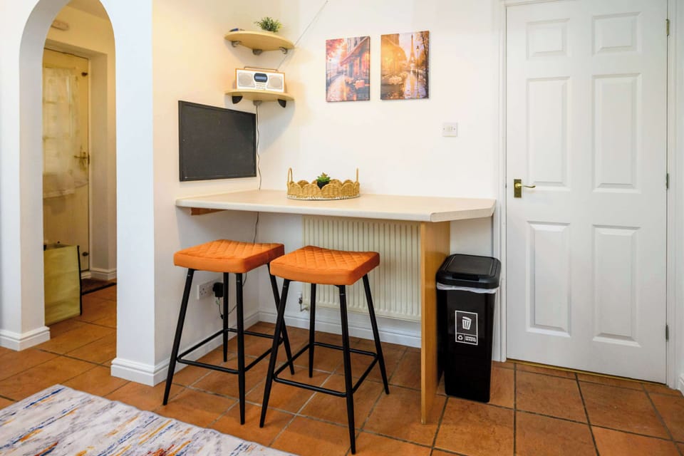 Fully equipped kitchen. Features modern, full-sized appliances and is generously stocked with high-quality cookware, utensils, and dishware. 