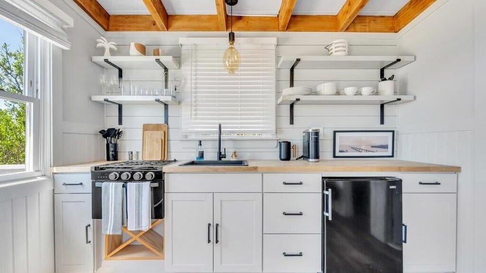 Suite, 1 Queen Bed (The Inn Spot One-Bedroom Suite - Unit) | Private kitchen