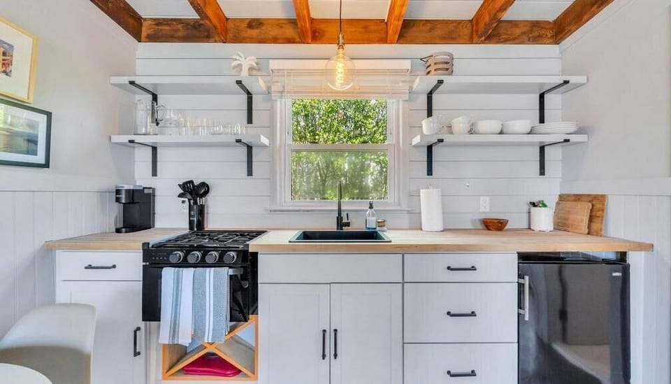 Suite, 1 Queen Bed (The Inn Spot One-Bedroom Suite - Unit) | Private kitchen
