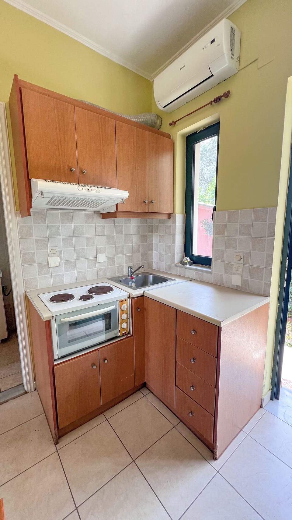 Private kitchen | Fridge, oven, stovetop, cookware/dishes/utensils