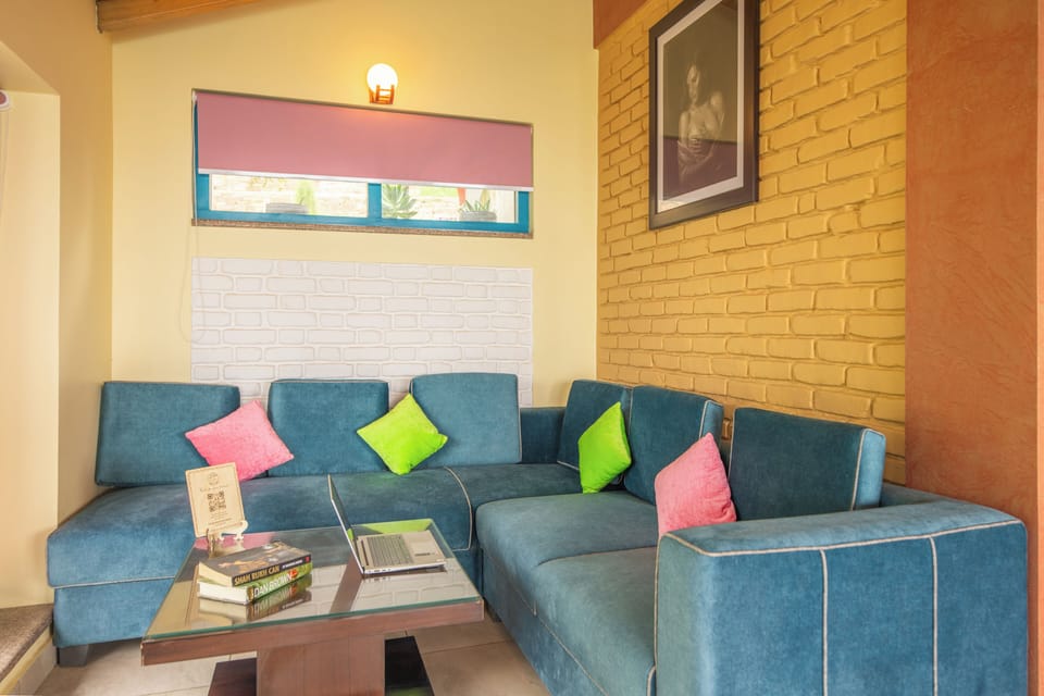 Deluxe Room, 1 King Bed, Mountain View, Mountainside | Living area