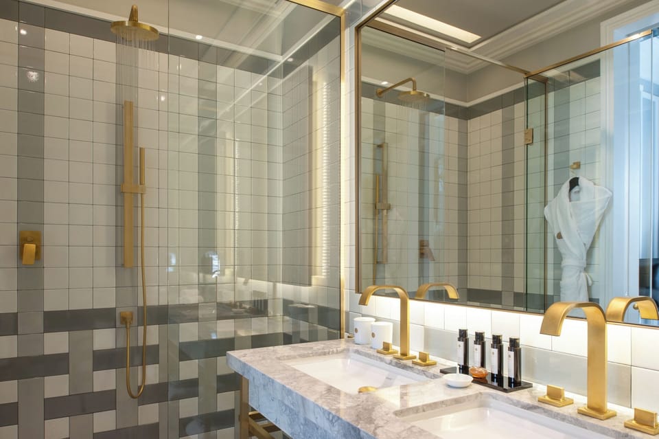 Deluxe Room | Bathroom | Combined shower/tub, designer toiletries, hair dryer, bathrobes