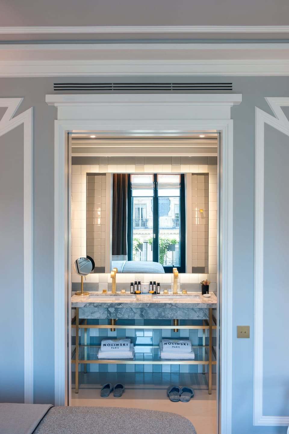 Signature Suite | Bathroom | Combined shower/tub, designer toiletries, hair dryer, bathrobes