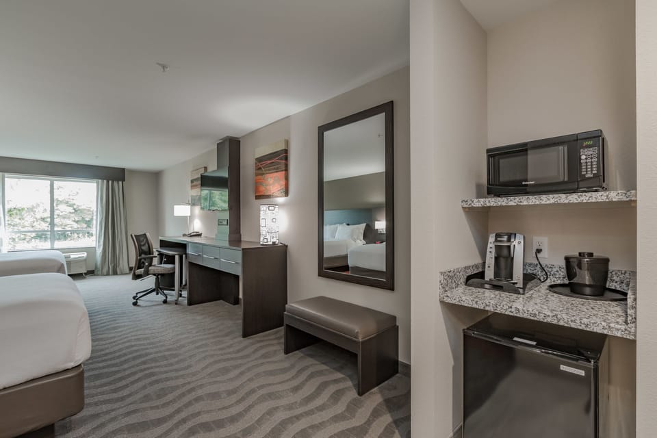 Standard Room, 1 King Bed, Accessible (Mobility, Comm, Roll Shwr) | Premium bedding, down comforters, pillowtop beds, desk