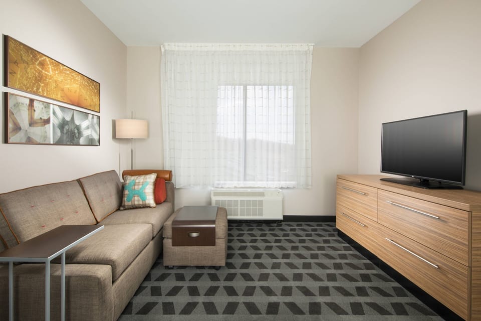 Down comforters, in-room safe, desk, blackout drapes