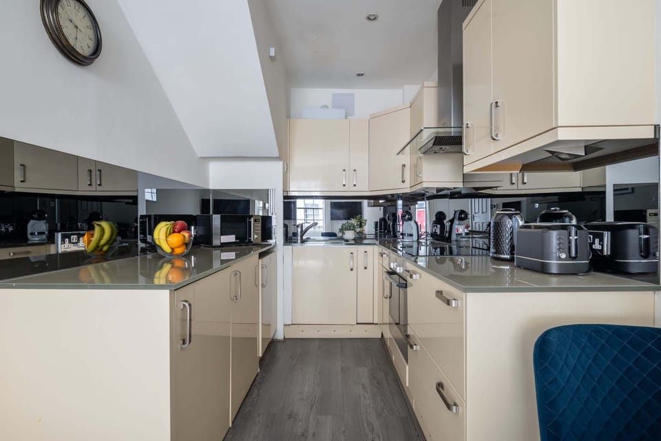The kitchen is fully equipped to prepare a simple meal 