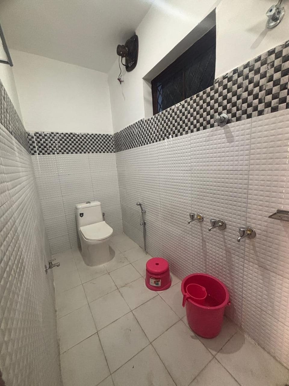 Basic Double Room, Balcony | Bathroom