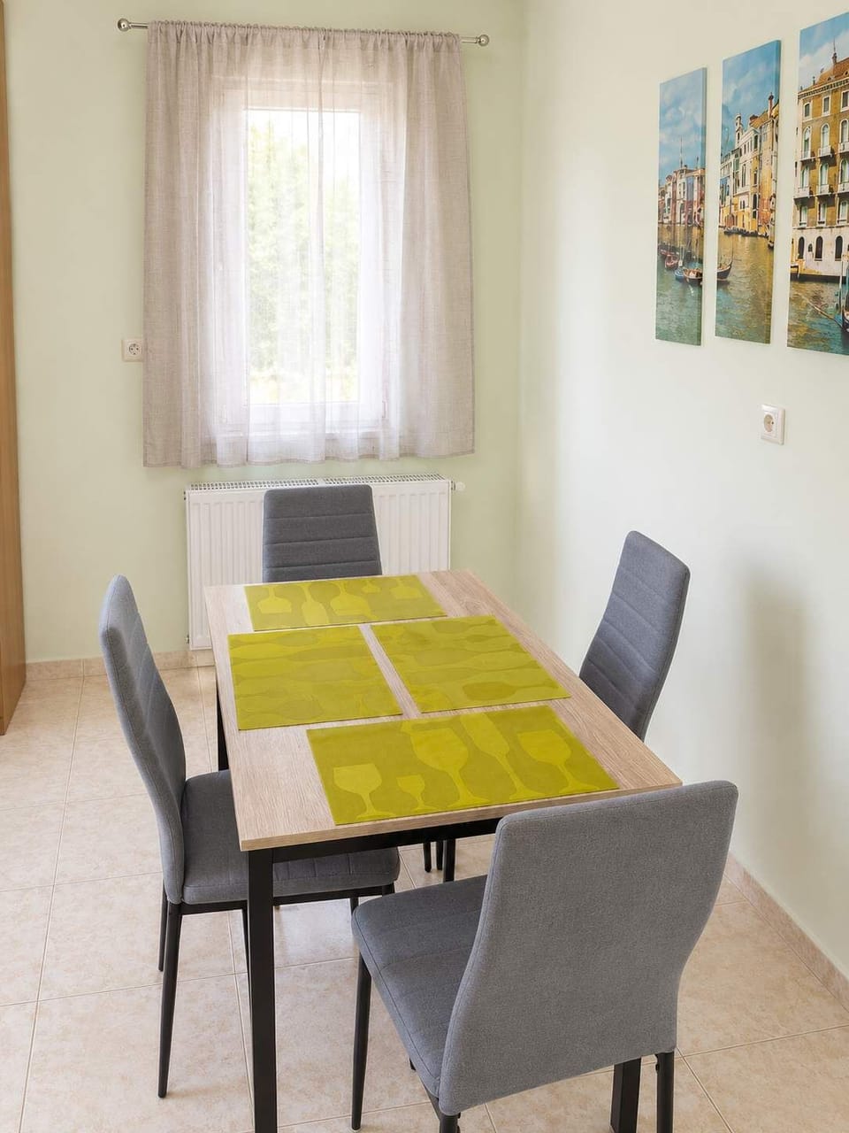 Bright dining corner with natural light and modern seating, located close to the kitchen and living room for a comfortable and practical everyday setup.