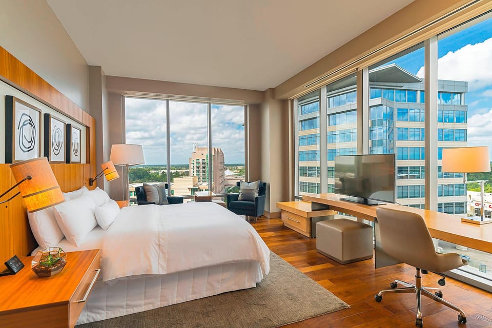 Room, 1 King Bed, Corner (View) | Premium bedding, minibar, in-room safe, desk