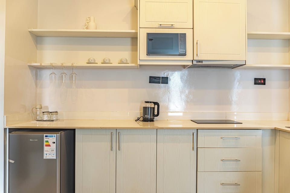 Studio, Balcony, Pool View | Private kitchen | Microwave