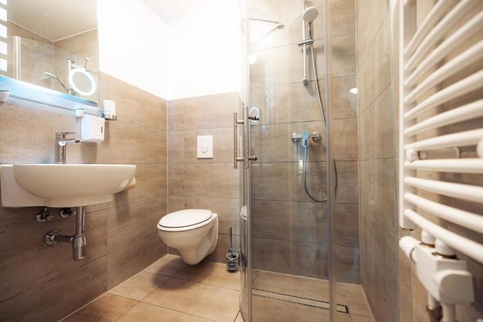 Superior Twin Room, City View (Z3) | Bathroom | Towels