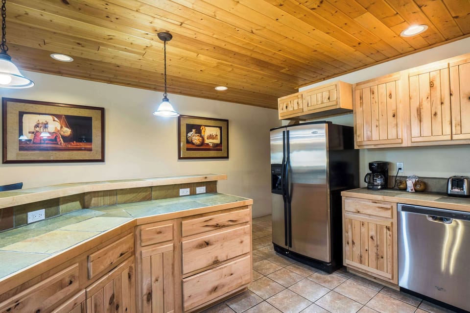 Stainless appliances, coffee maker, and room to spread out