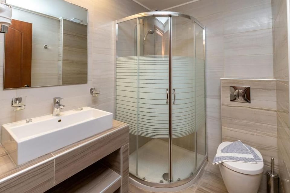 Deluxe Room, Balcony, Pool View | Bathroom | Slippers