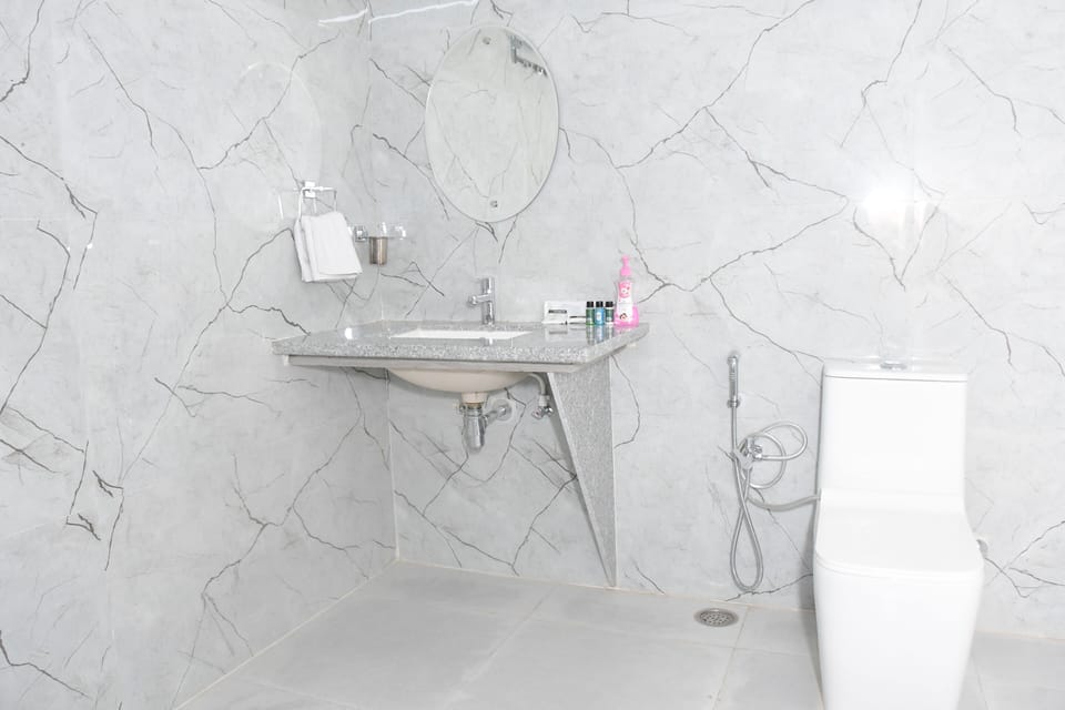 Luxury Double Room | Bathroom | Shower, towels, soap, shampoo