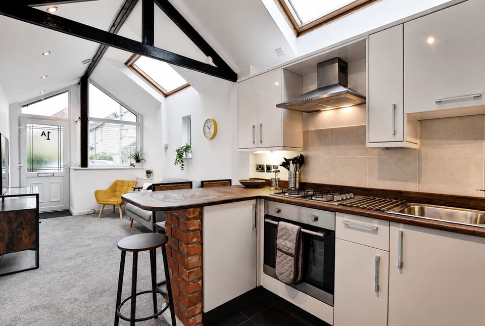 Fully equipt kitchen with breakfast bar