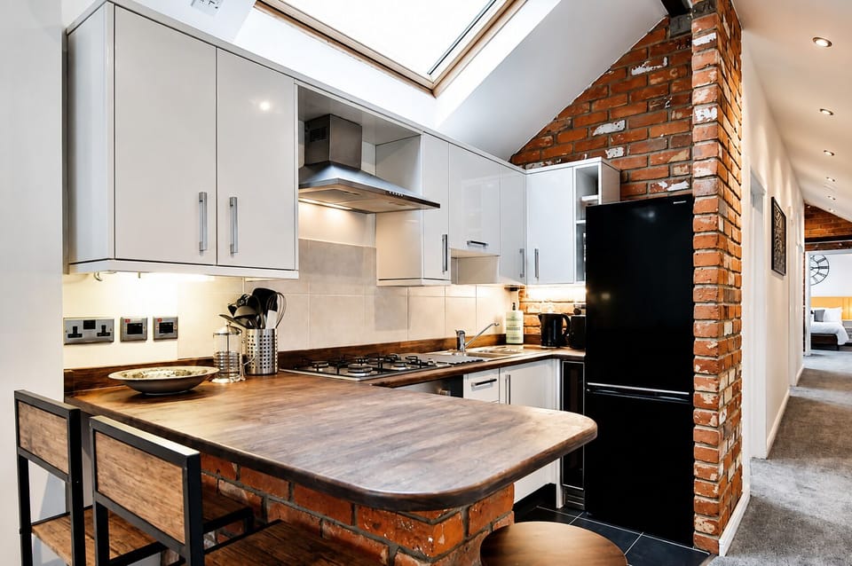 Full kitchen with fridge/freezer