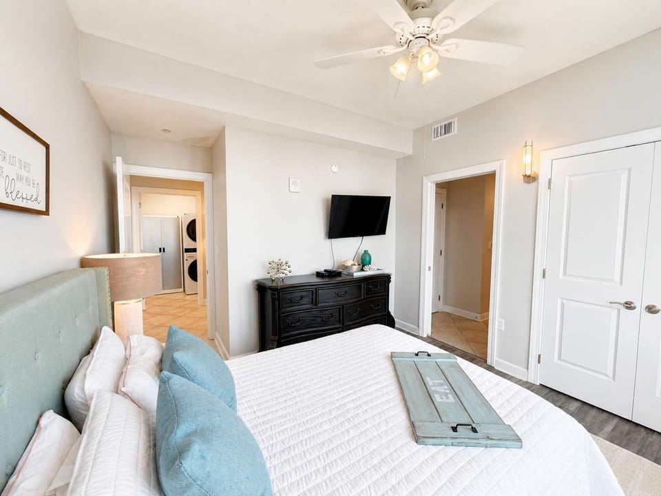 Queen Guest Room with Attached Shared Bathroom